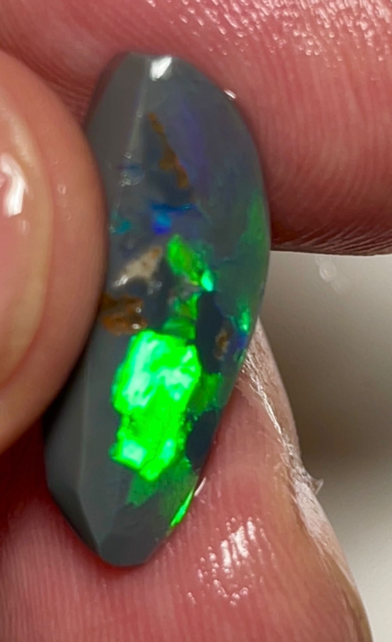 23 carats multicolor bright seam Australian Opal with dark base sale