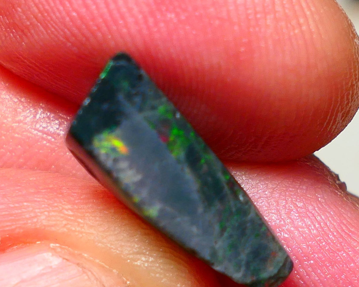 Lightning Ridge Rough / rub Opal 6cts Black Base Seam Green dominant colours 17x8x6mm Auction NS113