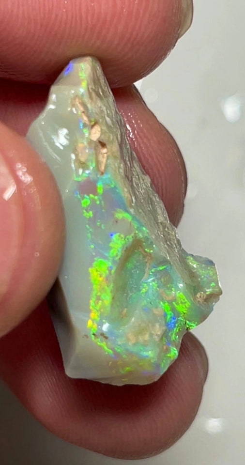 Lightning Ridge Dark Base Seam opal rough 20.50cts Bright Multicolours to Cut or carve 26x16x7 mm NSW083